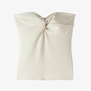 Beige tubtopp - Säljer en beige tubtopp. Den har aldrig använts och tagen är fortfarande på. Den är i mycket bra skick