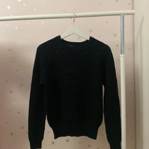 Svart stickad tröja - Säljer en stilren svart stickad tröja med rund halsringning. I storlek S. Inga defekter