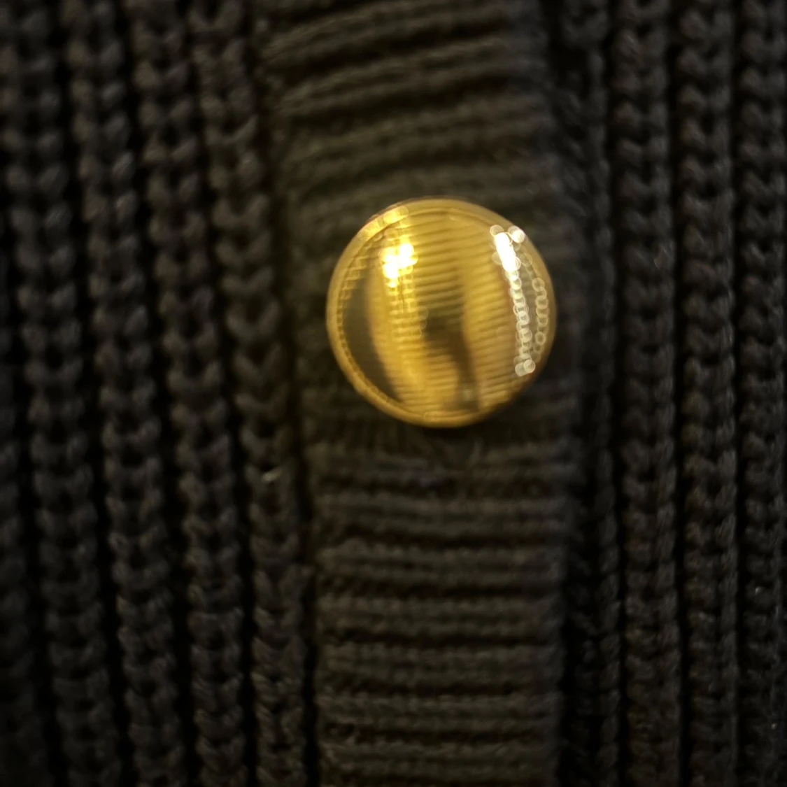 Svart stickad kofta med guldknappar - 1