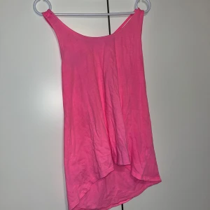 Toppi - Naisten vaaleanpunainen kesätoppi. Takana ristikkoselkä. Koko S.  kaikai n 38cm, pituus n 56cm. Kissatalous Mikäli hinta ei miellytä tarjoa rohkeasti Katsothan myös muut ilmoitukseni!!