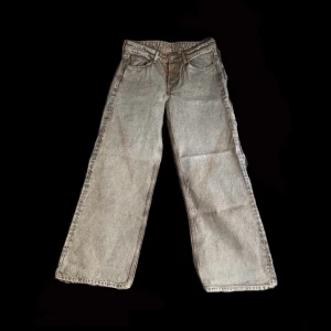 Low waist baggy jeans - säljer ett par low waist beige/gråa baggy jeans från H&M. köpte dom för några månader sen men har aldrig kommit till användning, endast provade och tvättade. vet inte riktigt varför dom inte har kommit till användning, men dom var inte min stil helt och hade ingen möjlighet att lämna tillbaka dom. priset går att diskuteras! 
