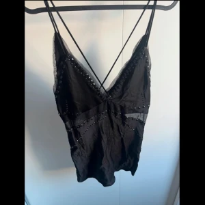 Svart linne - Svart festtopp från zara med pärlor på, storlek xs. Några stenar har lossnat men inget man tänker på