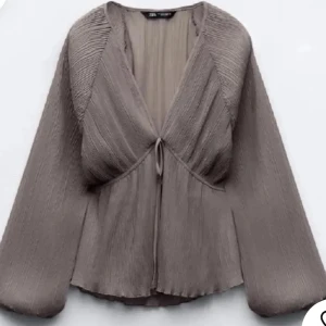 Zara blus  - Säljer denna trendiga Zara blus, kontakta för fler bilder ❣️