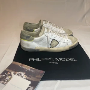 Philip Model 45 - Snygga Philip Model skor i storleken 45. Det finns ett litet hål i mockan på vänstra skon men inget som märks. Byter gärna mot andra skor så skicka vad ni har. Mvh