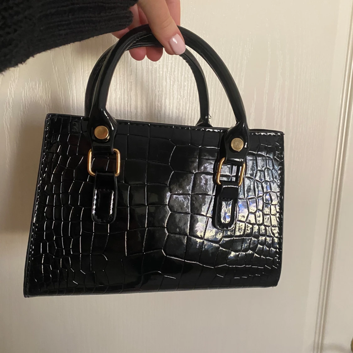 Svart handväska med krokodilmönster - 1