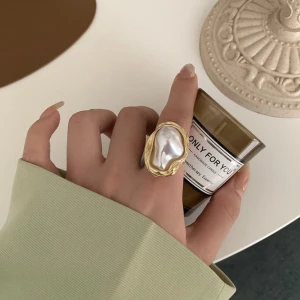 Guldfärgad ring med pärldetalj - Elegant guldfärgad ring med en stor, oregelbunden pärldetalj i mitten🩷(helt ny, beställningsvara)