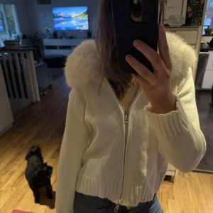 Vit stickad jacka med pälskrage - Säljer en mysig vit stickad jacka med dragkedja och fluffig pälskrage. Storleken är M men passar för någon som har S. Perfekt för kyliga dagar när du vill vara både varm och stilren. Jackan har långa ärmar och en bekväm passform. Helt ny med prislapp 