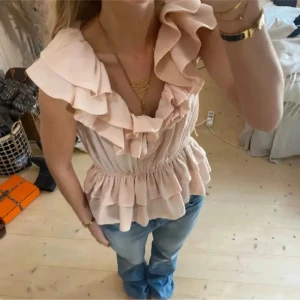 Rosa volangblus - Sötaste trendigaste volangblusen från Hm 💕💕 lånade bilder. Har en liten prick. Se sista bild. Inget som syns då tröjan viker in sig där