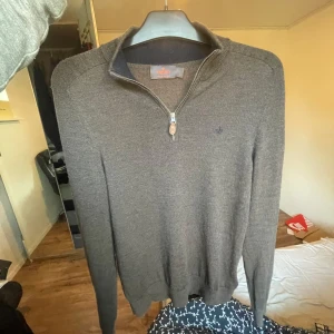 Morris half zip - Snygg brun half zip tröja med navy blå detaljer. Billigare pris vid snabba affärer. 500 kr vid snabb affär 