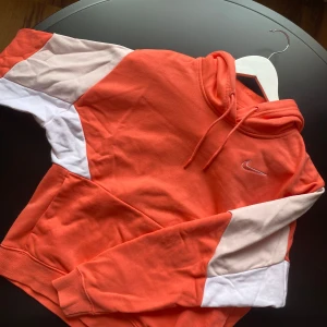 Hoodie från Nike - Typ korallfärgad hoodie från Nike med ficka på magen. Storlek xs. Använd endast en gång. 
