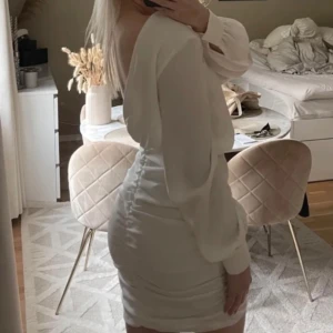 Vit klänning  - En vit klänning perfekt till studenten. 