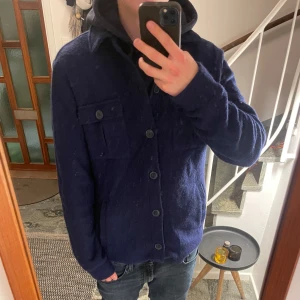 Overshirt i ull - Tja, säljer denna skitsnygga Overshirt perfekt nu inför våren. Jag är 183 och den är i storlek M. Har du några funderingar är det bara höra av dig!