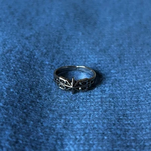 The Octa Star Ring - En elegant ring med en detaljrik stjärndesign. Storlek US 7, men delvis justerbar för en bekväm passform.
