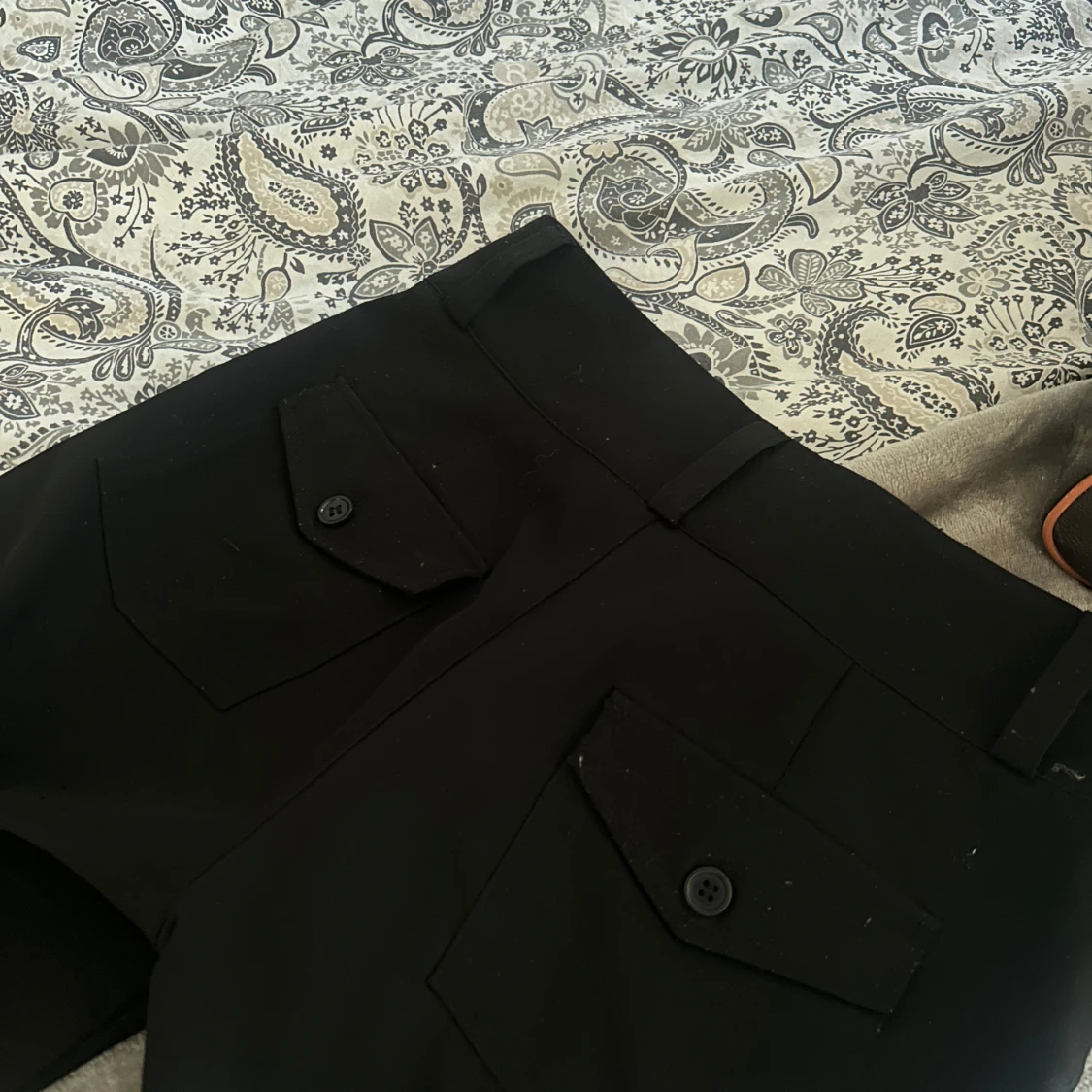 Svarta byxor med knappar