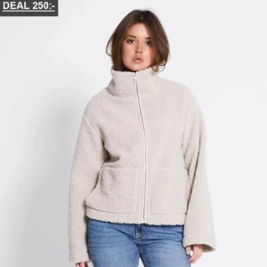 Beige teddyjacka med dragkedja - Mysig beige teddyjacka!! strl:xs och den är helt ny med lappen kvar!! 