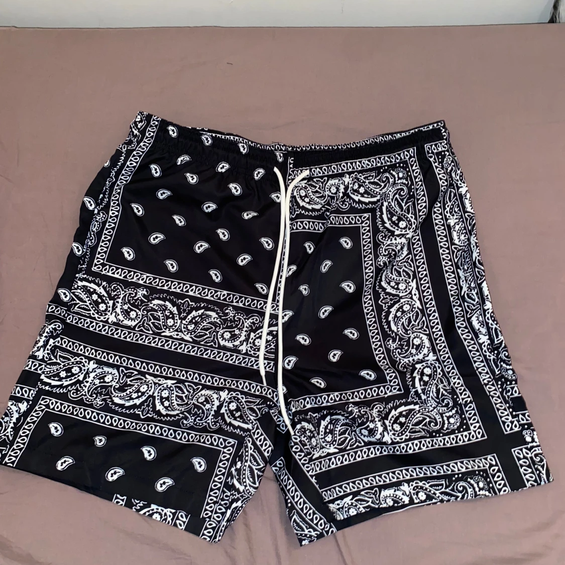 Svartvita mönstrade shorts från Manfinity