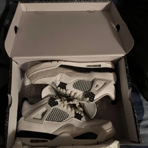 Jordan 4 Military Black - Riktigt snygga 4or som är använda väldigt lite. Skriv vid funderingar!