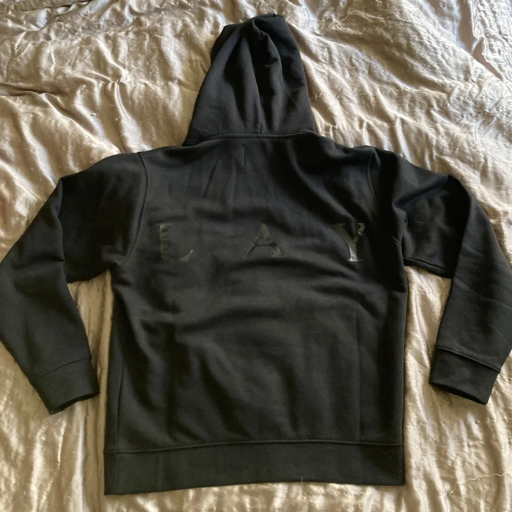 Svart Replay Hoodie helt oanvänd 10/10 skick, priset kan diskuteras skriv om du har frågor. Hupparit & Collegepaidat.