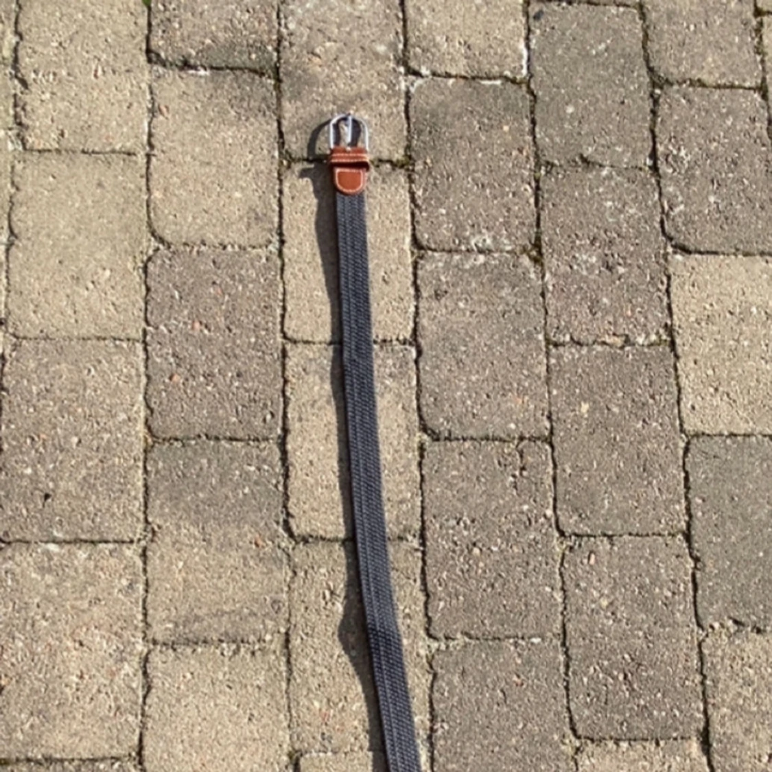 Svart flätat bälte med bruna detaljer - 1