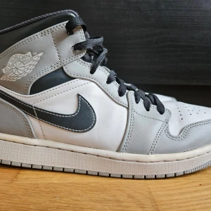 Nike Air Jordan 1 anthracite  - Säljer ett par Jordan 1 anthracite storlek 43 inköpta från merchsweden för 3499 kr med svarta snören istället för vita. minimalistiska tecken på användning och bra omhändertagna. sko låda finns även. Hör av er om ni vill ha svar på fler frågor