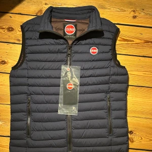Colmar väst - Sprillans ny colmar väst. Storlek S. Marinblå. Kommer med lappar. Har aldrig används. Inga defekter. Mitt pris 1500kr. Endast seriösa köpare. Inga bud under under 1300kr|sjukt mycket billigare än vad den kostar ny.🍾🍾🍾🍾🍾🍾🍾🍾🍾🍾