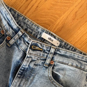 Bootcut jeans  - Bootcut jeans i storlek 34. Passar någon som är mellan 165-175 cm. 