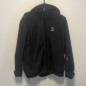 Jacka från haglöfs - Säljer min jacka från märket haglöfs eftersom den är för stor för mig. Varm och perfekt för vår/höst men även vinter tider. Pris kan diskuteras vid snabb affär. Sparsamt använd