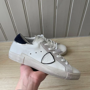 Philippe model skor (HELT NYA) - Säljer dessa sprillans nya Philippe model prsx skorna i storlek 43. Dessa är sjukt feta med en fräsch design och endast skorna ingår. Hör av er vid eventuella frågor! 