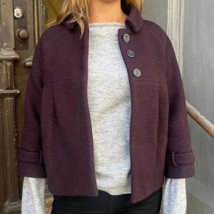 Trekvartsärmad kappa - Så så snygg trekvartsärmad kappa i en vinröd/lila färg från Zara🥰