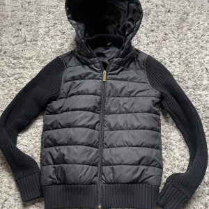 Svart cardigan jacka från Tommy Hilfiger - Snygg svart jacka från Tommy Hilfiger, iprincip helt oanvänd!