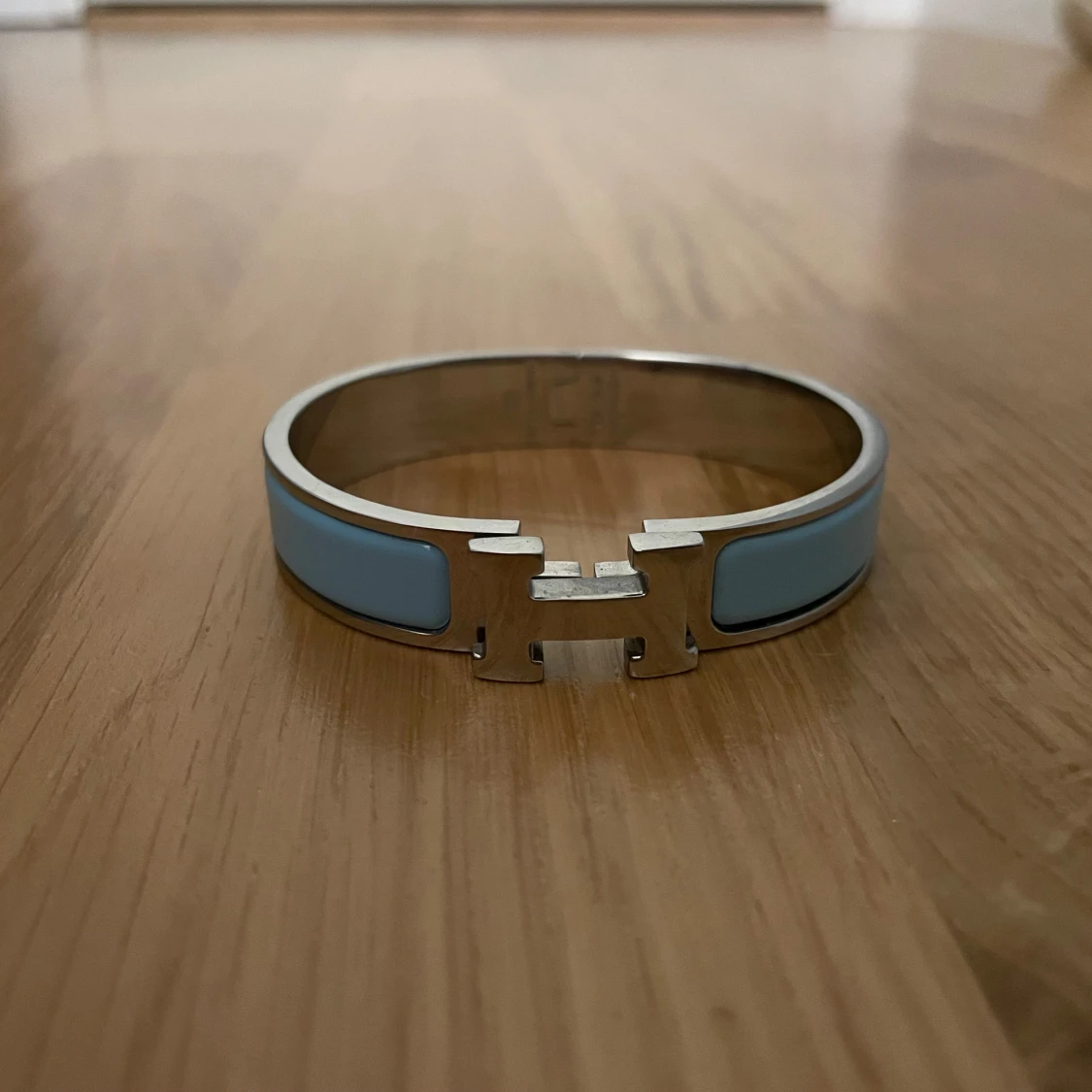 Silverfärgat armband med blå emalj - 1