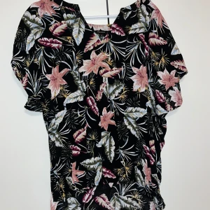 T-paita - Naisten t-paita pusero. Koko XL. Kaikai n 56cm olkahelma n 60cm Kissatalous MMM Mikäli hinta ei miellytö tarjoa rohkeasti Katsothan myös muut ilmoitukseni!!