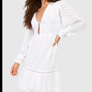 Vit klänning med spetsdetaljer - Världens finaste stundentklänning som aldrig är använd med prislappen kvar! Säljer då jag hittat en annan🥰