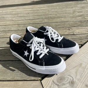 Svarta converse - Snygga svarta sneakers med vit stjärna på sidan och vita snören. Jag har använt de 1 gång och har där med bestämt mig för att sälja de då de ej kommer till användning. I storlek 39 men passar även 38, är i mycket fint skick och jag kan tänka mig gå ned i pris vid snabb affär.