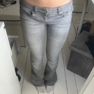 Bootcut jeans  - Snygga grå bootcut jeans med låg midja💗 Midjemått: 34 cm rakt över men väldigt stretchiga || Grenhöjd: 17 cm || Innerbenslängd: 78 cm