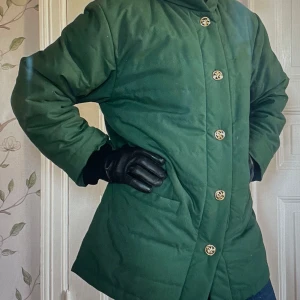 DESIGNJACKA NINA RICCI! - Ljuvlig vår- och höstjacka från exklusiva modehuset www.ninaricci.com. Både varm och lagom tunn, köpt på Mattssons päls i Malmö, fodrad med ett tunt lager dun. Kostade säkert en stor summa pengar, använd men felfri.   Jätteskönt yttertyg i polyester som är lent, matt och följsamt. Storlek: rymlig 38.  Utstrålar exklusivitet i sin fina kvalitet, och Nina Riccis signum på knapparna syns direkt för den som kan mode.   Bekväma fickor fram, perfekt för mobilen. Ett fynd-skickar direkt!  