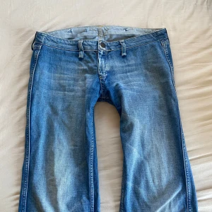 Blå jeans med bootcut - Lågmidjade bootcut jeans. Midjemått tvärs över 42 cm och innerbenslängd 78 cm💗