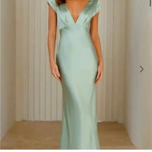 Balklänning  - Super fin balklänning från hello Molly. Den är endast testad så prislapp finns kvar. Nypris 1800 iklä frakt och tull💞