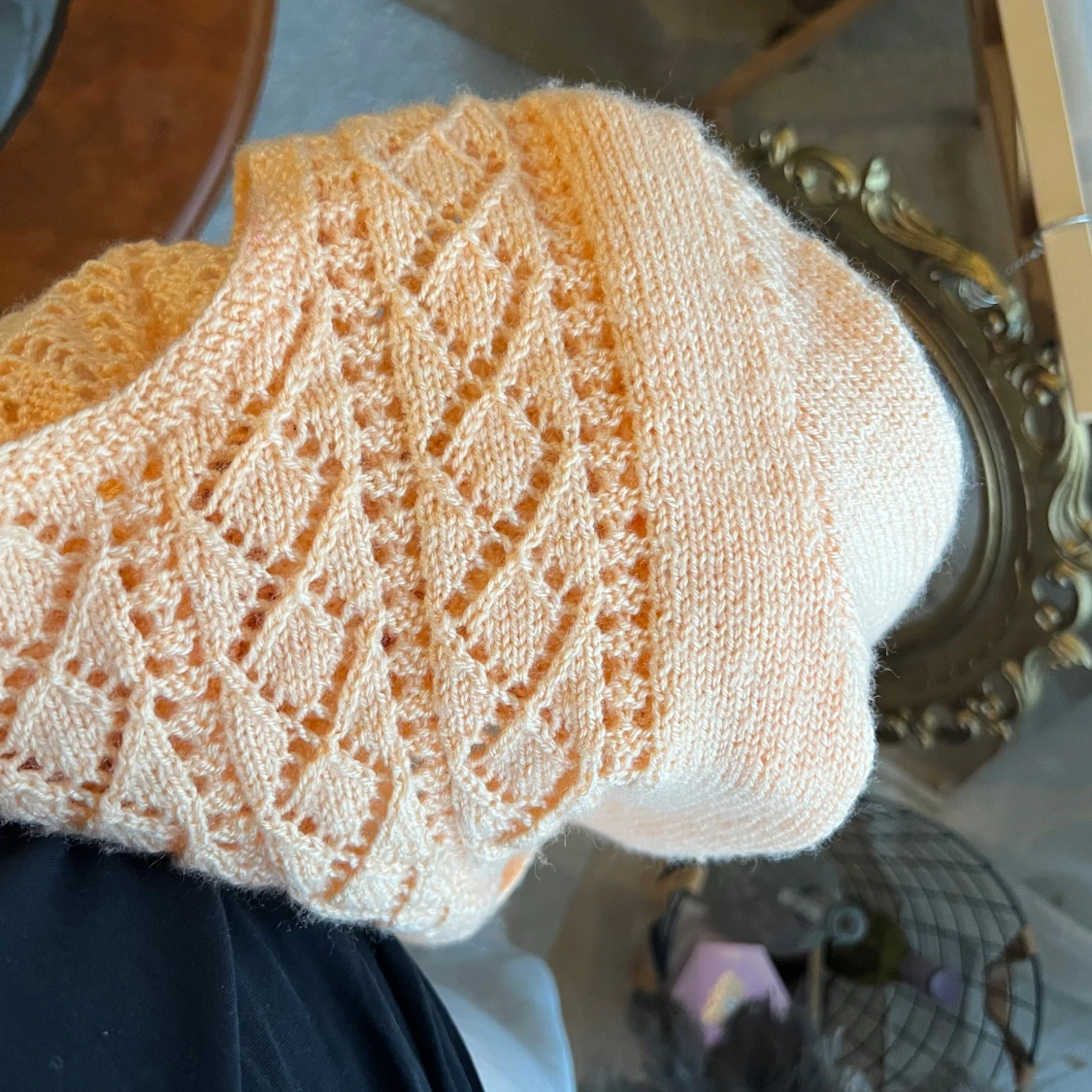 Persikofärgad stickad tröja - 2