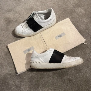 Valentino Open - sneakers - Valentino Open | svart/vit | stl 39/40 | bra skick | dustbag tillhör | pris kan diskuteras | bara att höra av sig vid eventuella frågor!