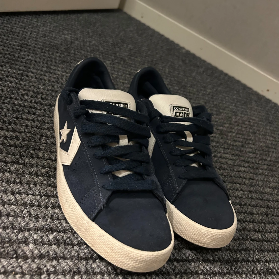 Mörkblå sneakers från Converse