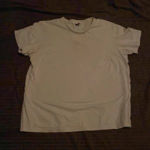 Vit t-shirt - En klassisk vit t-shirt med rund hals och korta ärmar. 