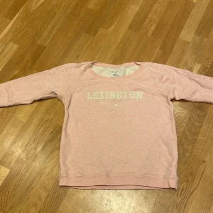 Rosa sweatshirt från Lexington - Säljer en rosa sweatshirt från Lexington med vit text på framsidan. Hör av dig vid intresse! 💖