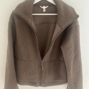Brun teddyjacka med dragkedja - Säljer denna helt slutsålda teddy jacka från hm. Den är i storleken M men passar mig bra som vanligt viss har xs/s💗💗