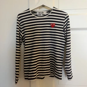 Randig tröja från Comme des Garçons - Säljer en stilren randig tröja från Comme des Garçons. Mycket bra skick! Mörkblå/svart.