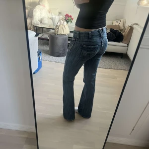 Blå jeans från Wrangler - Säljer ett par klassiska blå jeans från Wrangler med bootcut-stil. De har en låg midja. Mått midja 41 innerben 80 