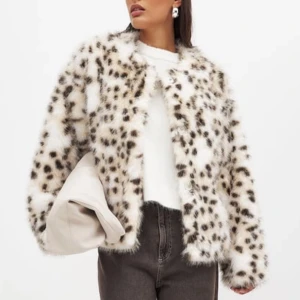 Leopardmönstrad pälsjacka - Fuskpäls. Använd 1 gång.