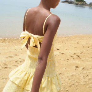 Gul slutsåld zara klänning  - Säljer min fina zara klänning slutsåld på Zara. Är i M men passar mig som vanligtvis har xs/s oanvänd 