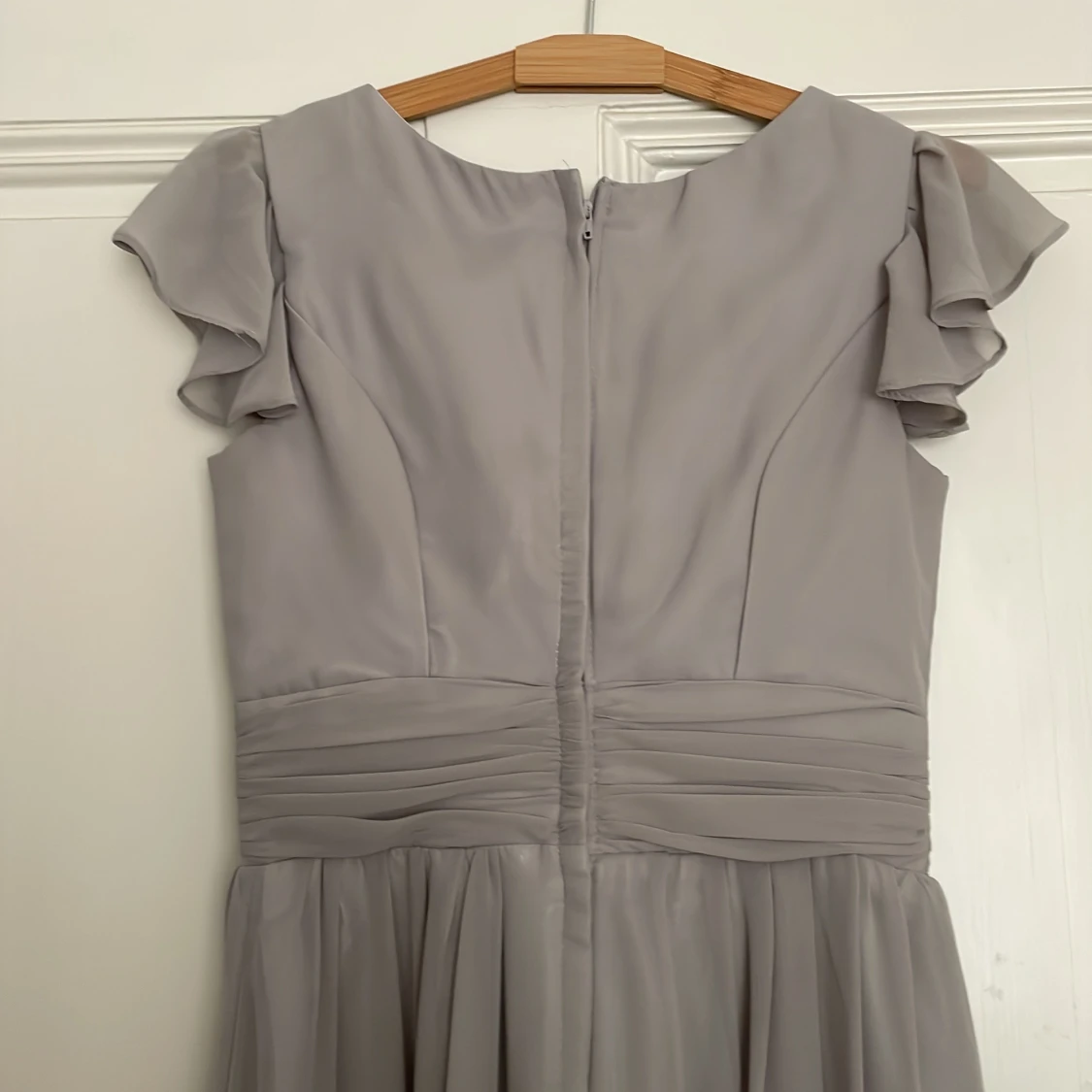 Grå långklänning med volangärmar - 2