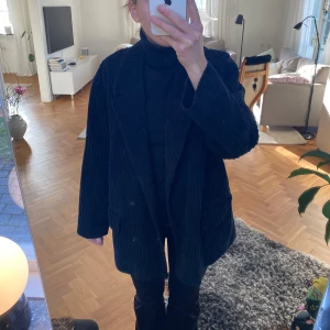 Svart manchesterkavaj - Säljer en stilren svart manchesterkavaj med normal passform!🖤🖤Passar verkligen till allt 😍